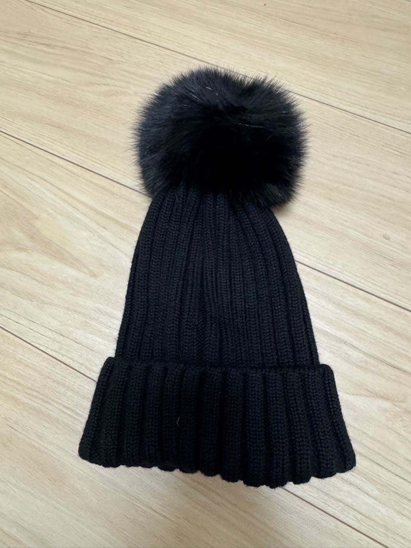 Moncler 黒ニット帽 ファー付きポンポン