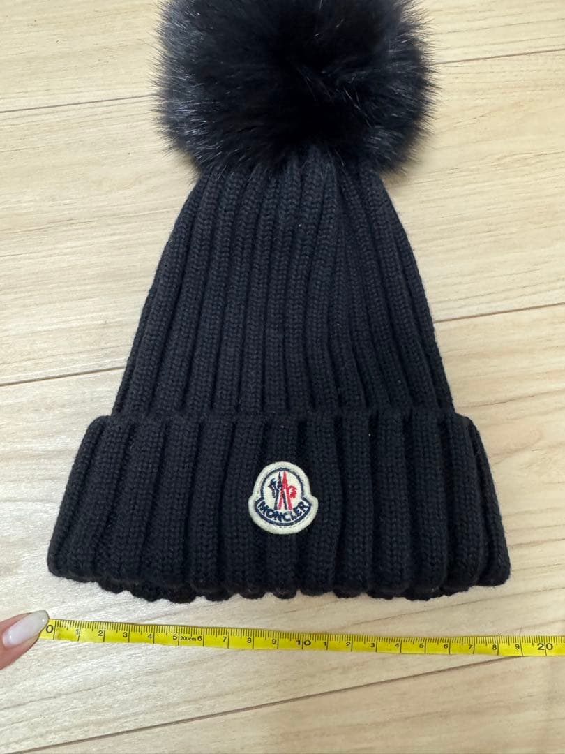 Moncler 黒ニット帽 ファー付きポンポン