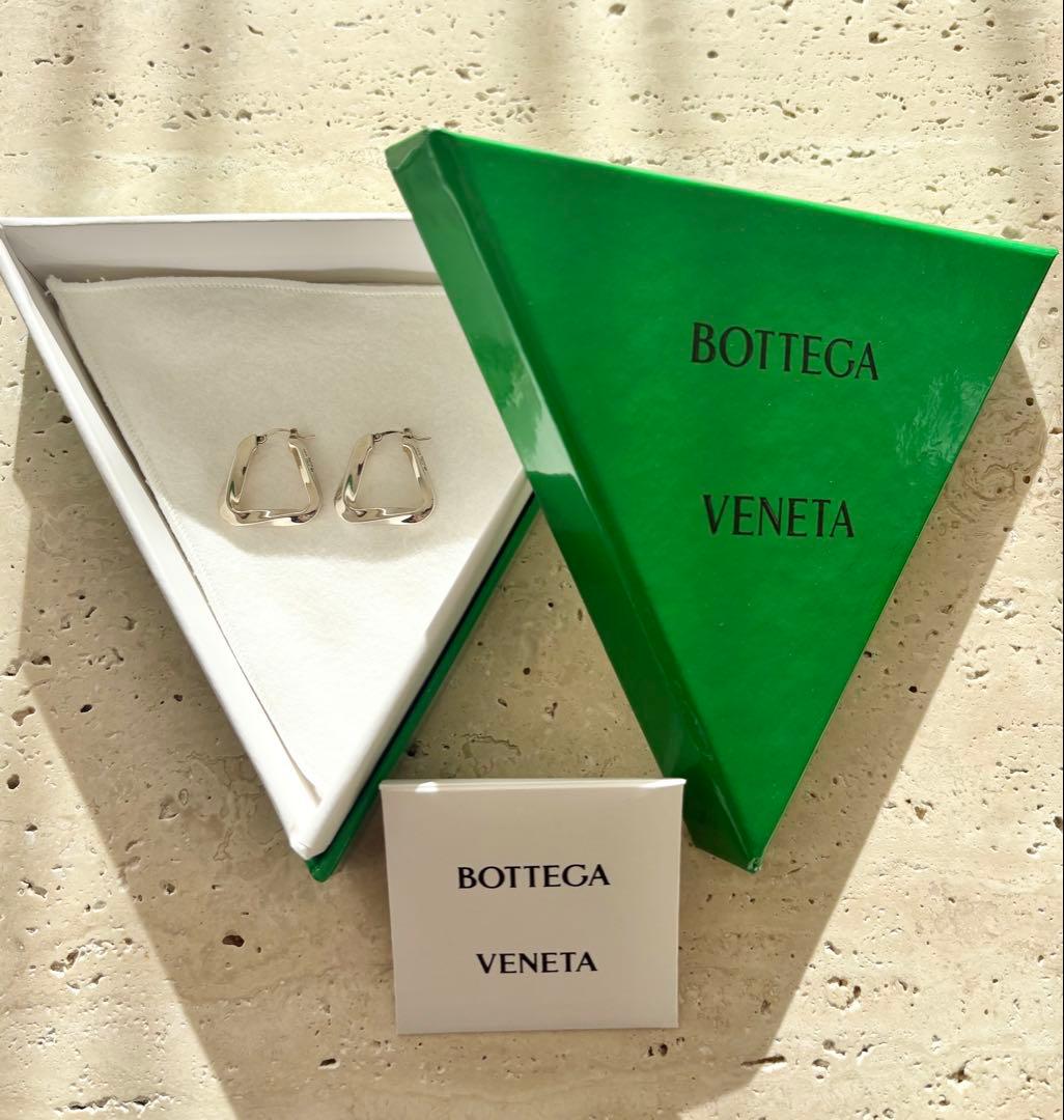 美品BOTTGA VENETA ツイスト トライアングル フープピアス スモール