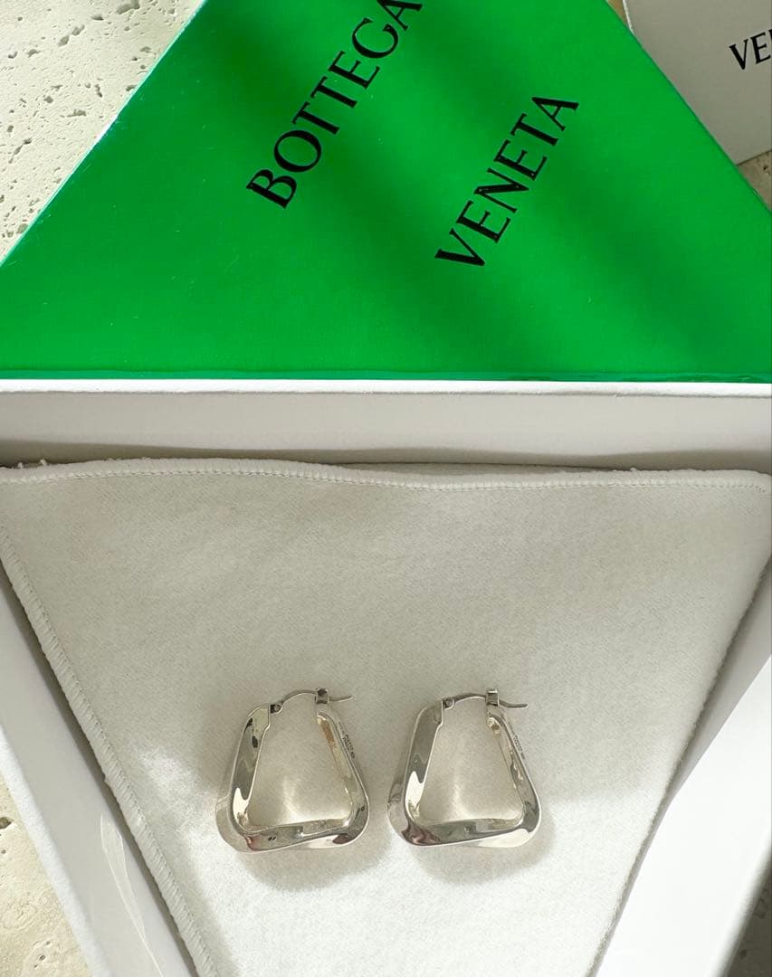 美品BOTTGA VENETA ツイスト トライアングル フープピアス スモール