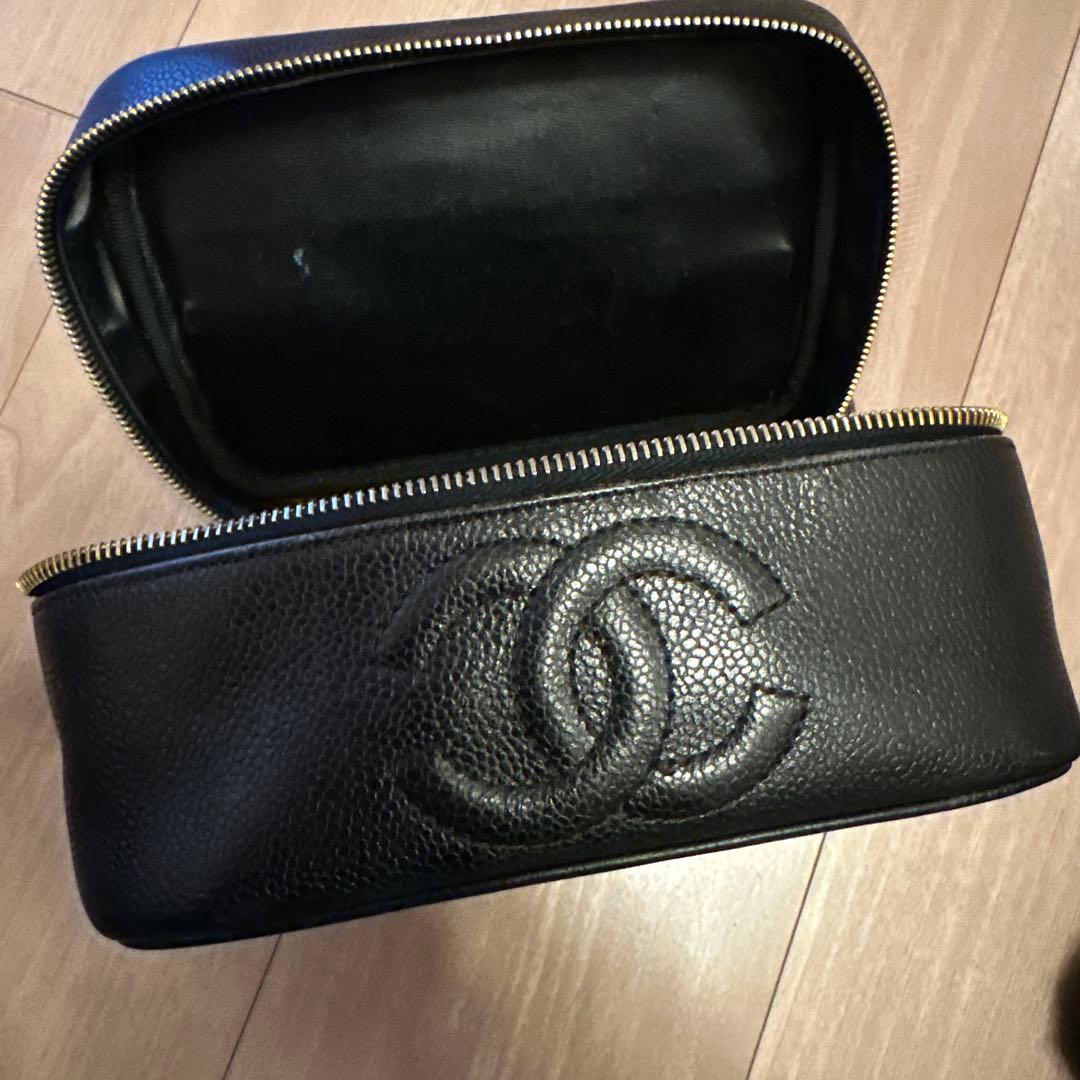 CHANEL ブラックレザーバニティバッグ