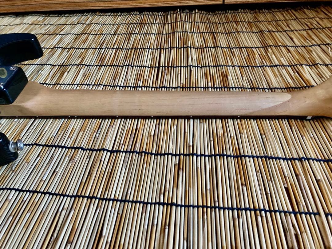 ☆新機能満載　4連スイッチがカッコいい　他に無いMavis ストラトキャスター