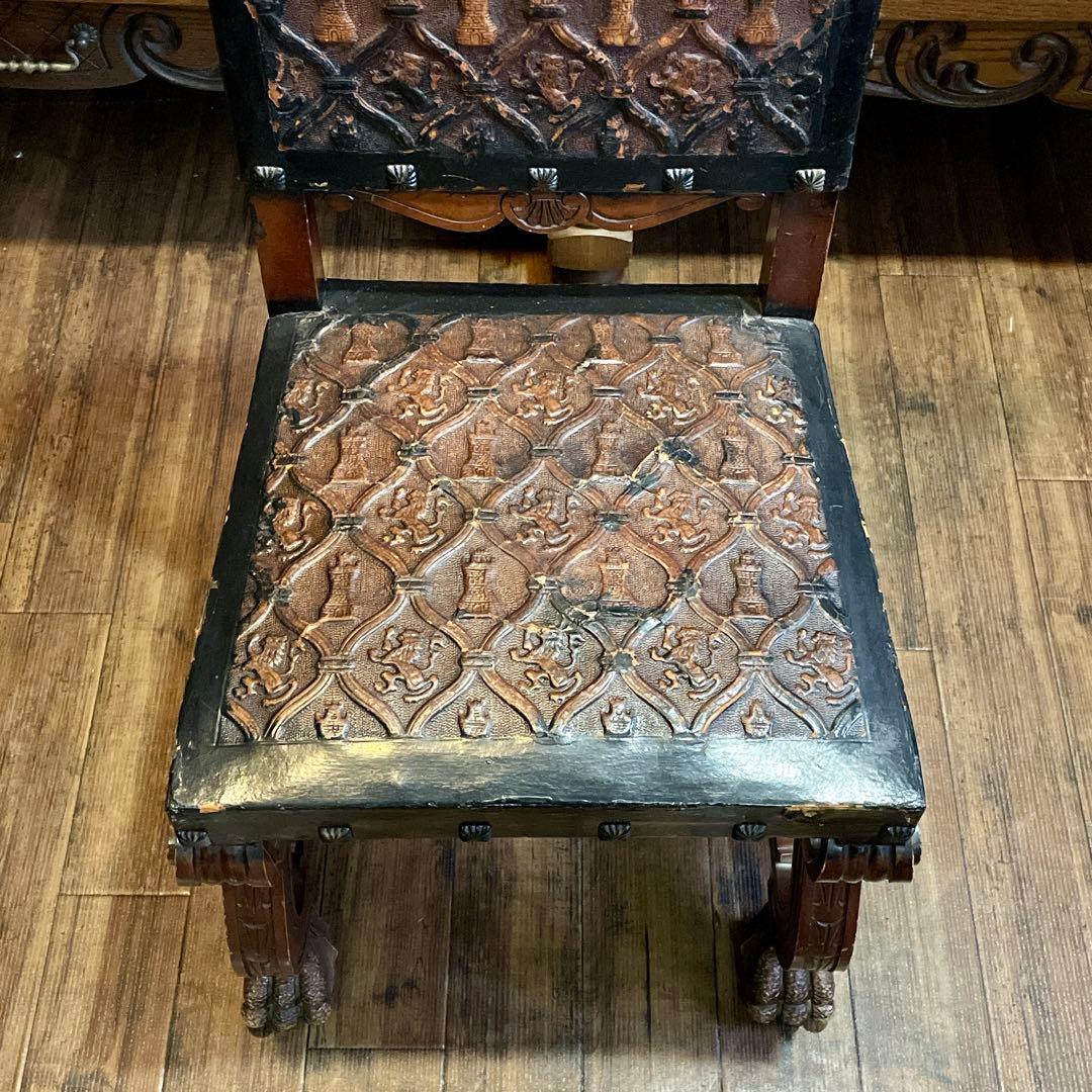 r107 スペイン製 本革型押し 迫力のある力強い印象のアンティークチェア4脚