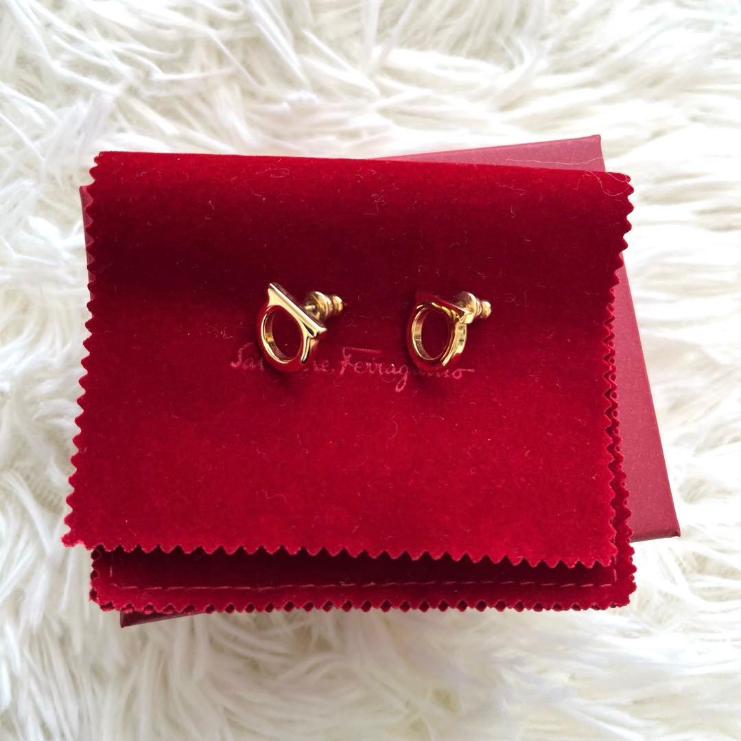 サルヴァトーレ フェラガモ　ガンチーニ ピアス　ゴールド