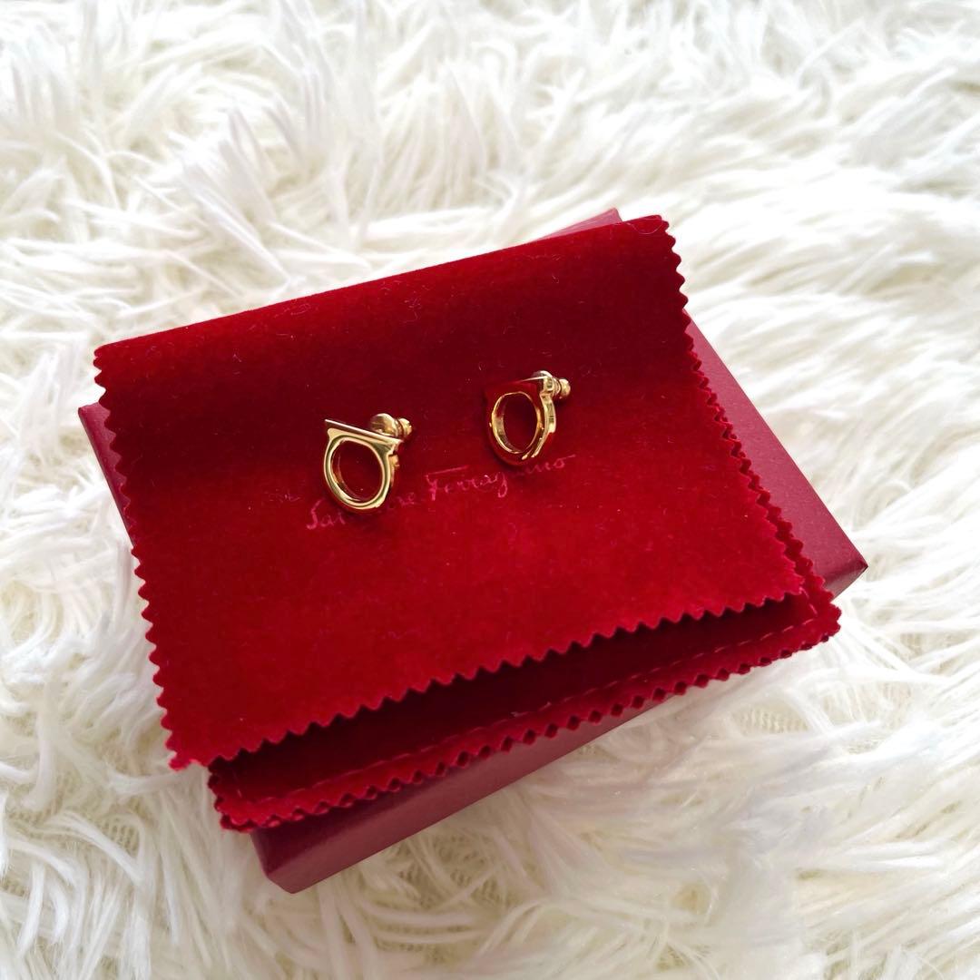 サルヴァトーレ フェラガモ　ガンチーニ ピアス　ゴールド