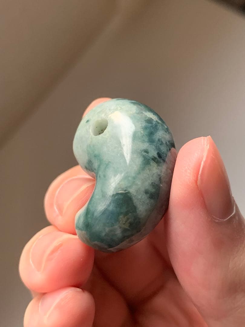 宝石質　入りコン沢翡翠勾玉　糸魚川　翡翠　コン沢　勾玉　根付　出土　原石　御守り