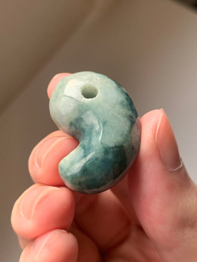 宝石質　入りコン沢翡翠勾玉　糸魚川　翡翠　コン沢　勾玉　根付　出土　原石　御守り