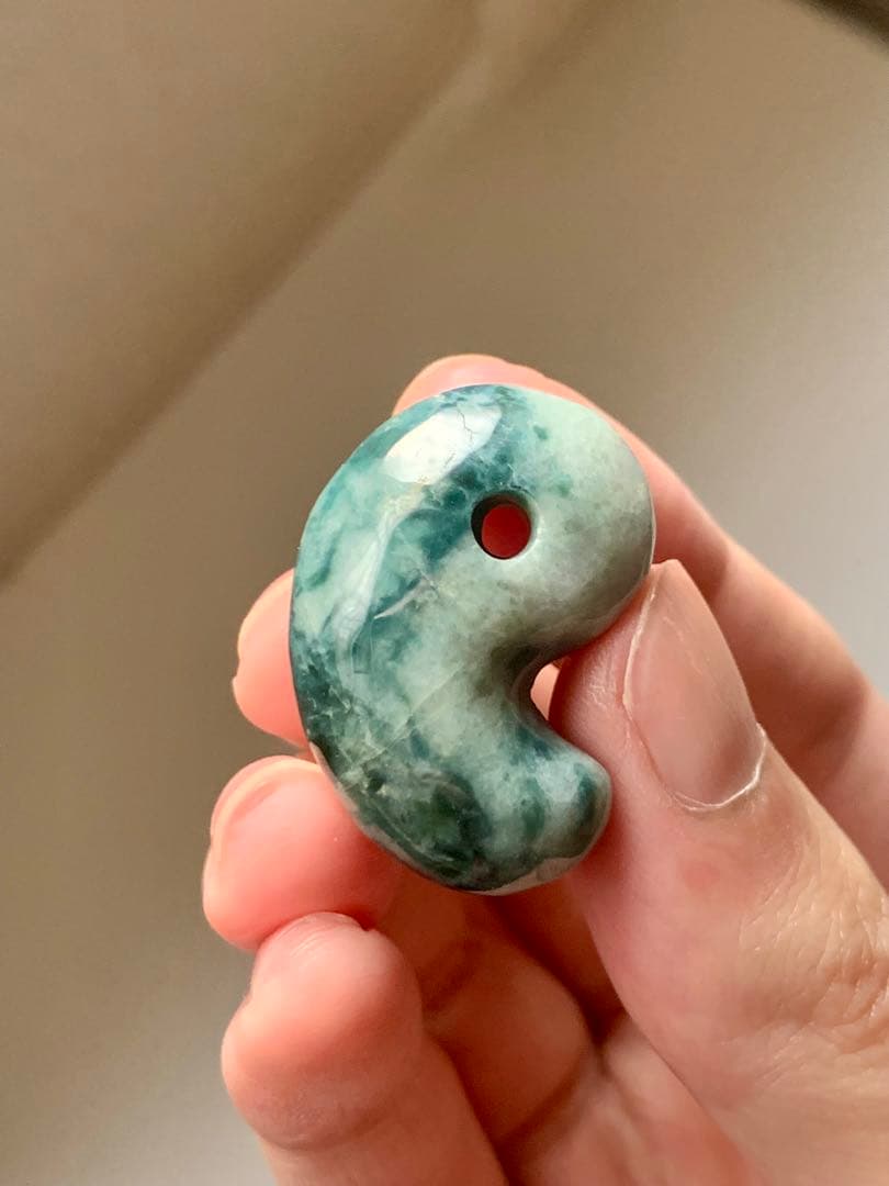 宝石質　入りコン沢翡翠勾玉　糸魚川　翡翠　コン沢　勾玉　根付　出土　原石　御守り