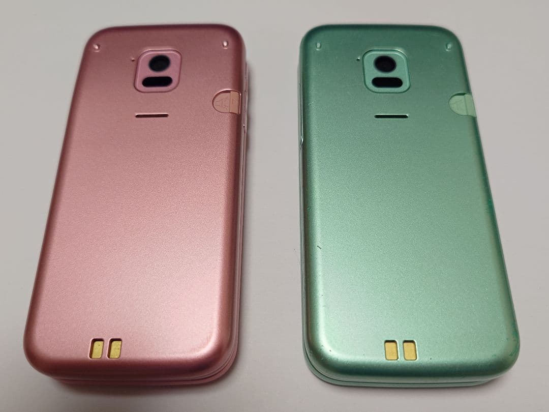 ドコモ　らくらくホン　F-02J ２台セット　ピンク　グリーン
