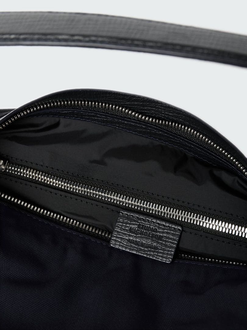 スタジオニコルソン TRANSIT BAG IN DARKEST NAVY