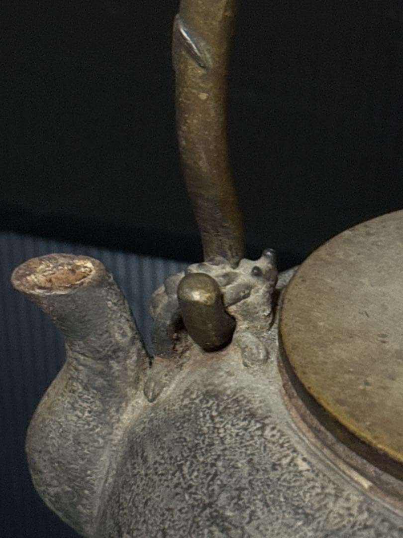 極上 中期 亀文堂 日本亀文 楼閣山水千鳥銀象嵌 蝙蝠象嵌提手 鉄瓶 茶道具