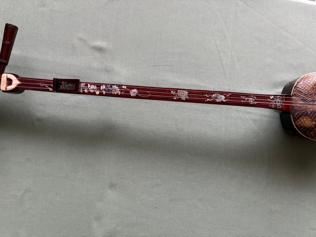 ベトナムの民族楽器ダンタム／螺鈿装飾・蛇皮張りの三弦楽器