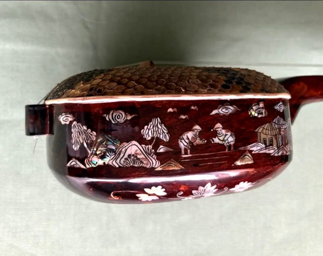 ベトナムの民族楽器ダンタム／螺鈿装飾・蛇皮張りの三弦楽器