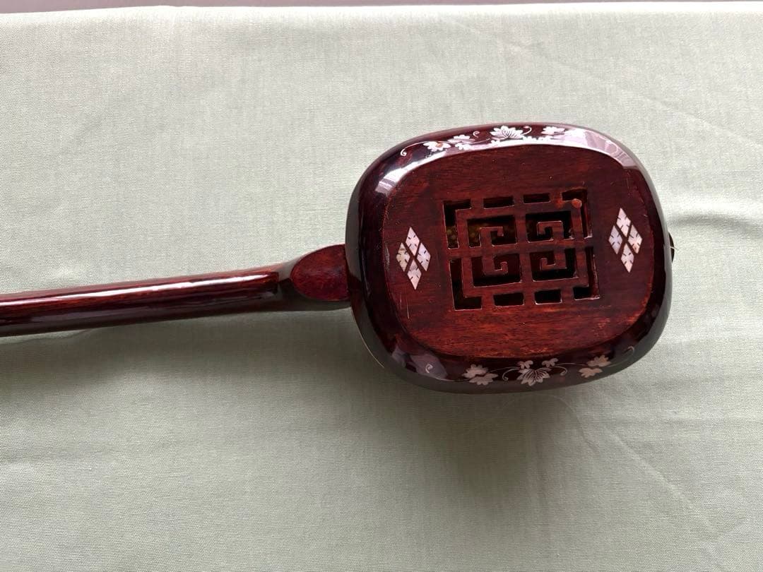 ベトナムの民族楽器ダンタム／螺鈿装飾・蛇皮張りの三弦楽器