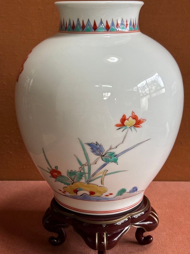 重要無形文化財十三代酒井田柿右衛門作色赤絵岩牡丹剣菱文花瓶　最上手　未使用