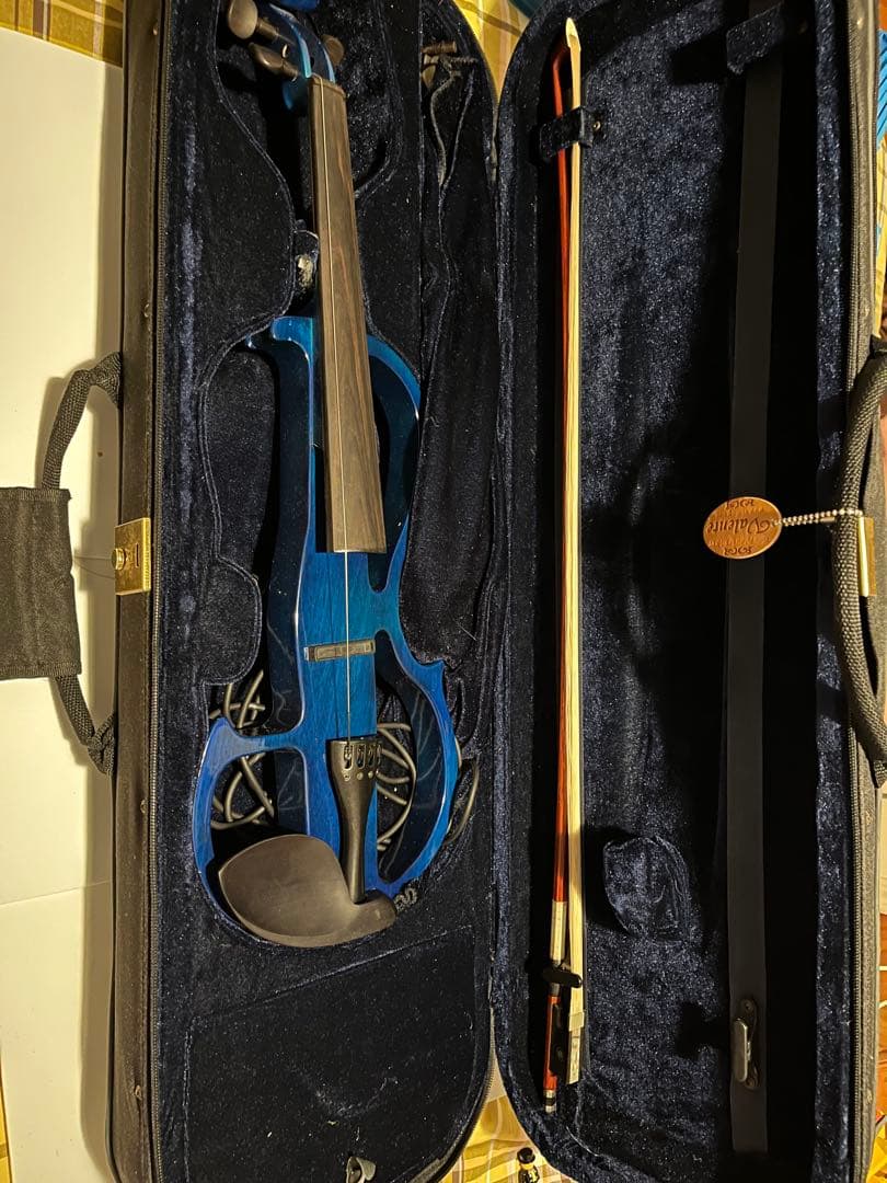 青色エレキバイオリン 本体と弓付き イヤホンはありません。
