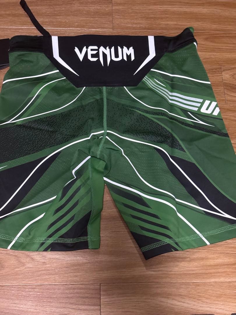 UFC 緑ファイトショーツ新品未使用　Venum 残り一点　ファイトパンツ