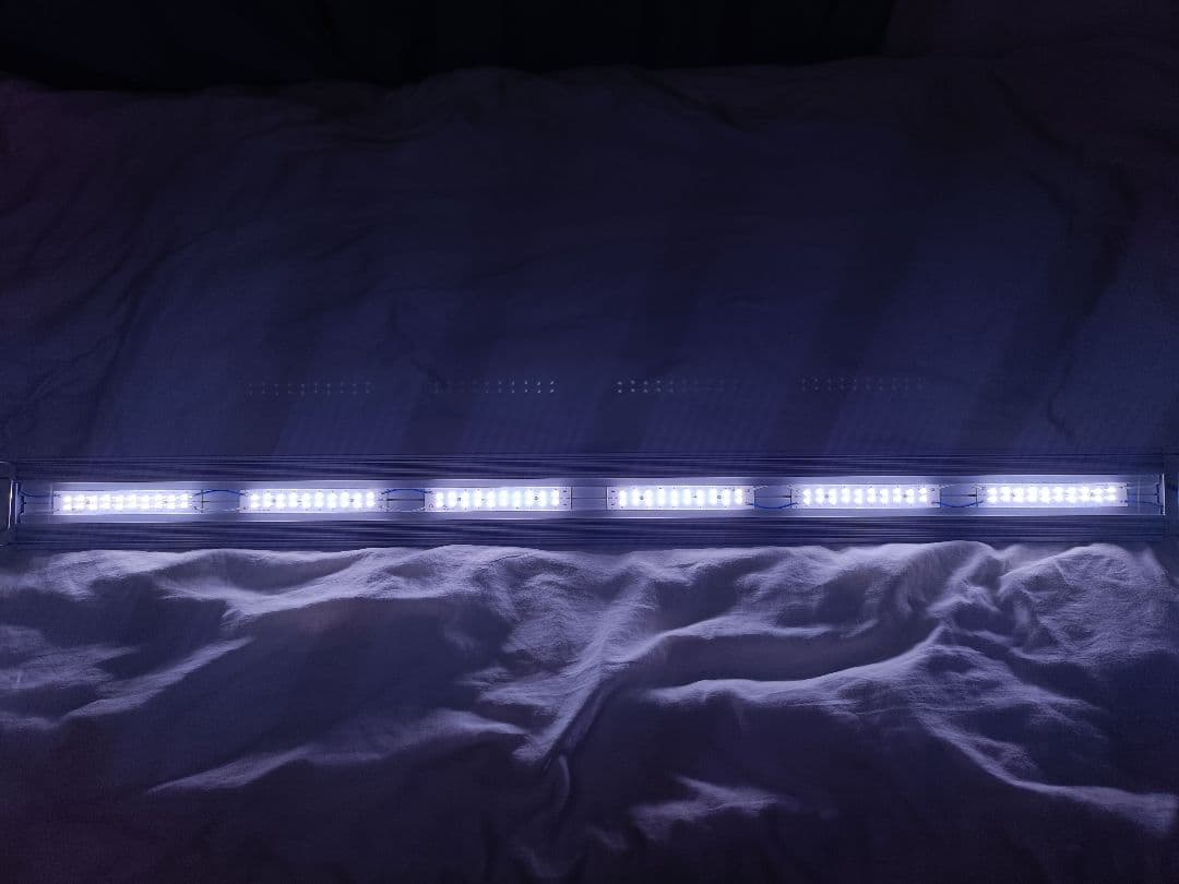 アクロ トライアングルLED VIVID120cm　吊り下げ式&スタンド付き ①