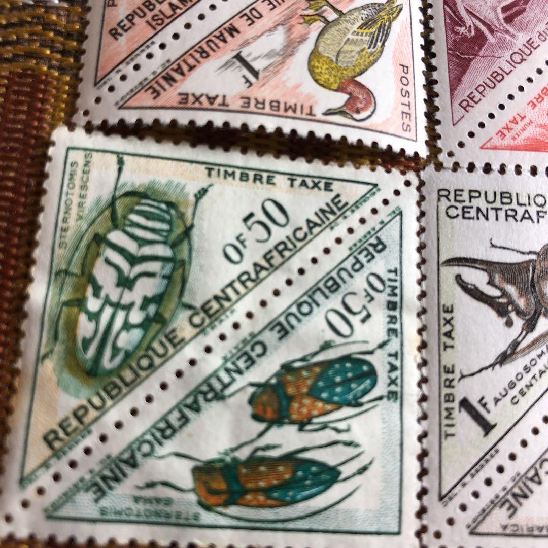 三角形切手を 一気に24種未使用です！世界各地から！レアな南マルク共和国切手も！