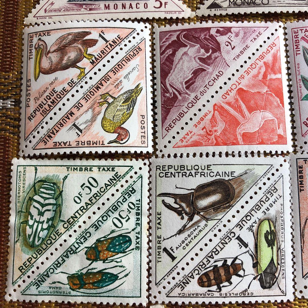 三角形切手を 一気に24種未使用です！世界各地から！レアな南マルク共和国切手も！