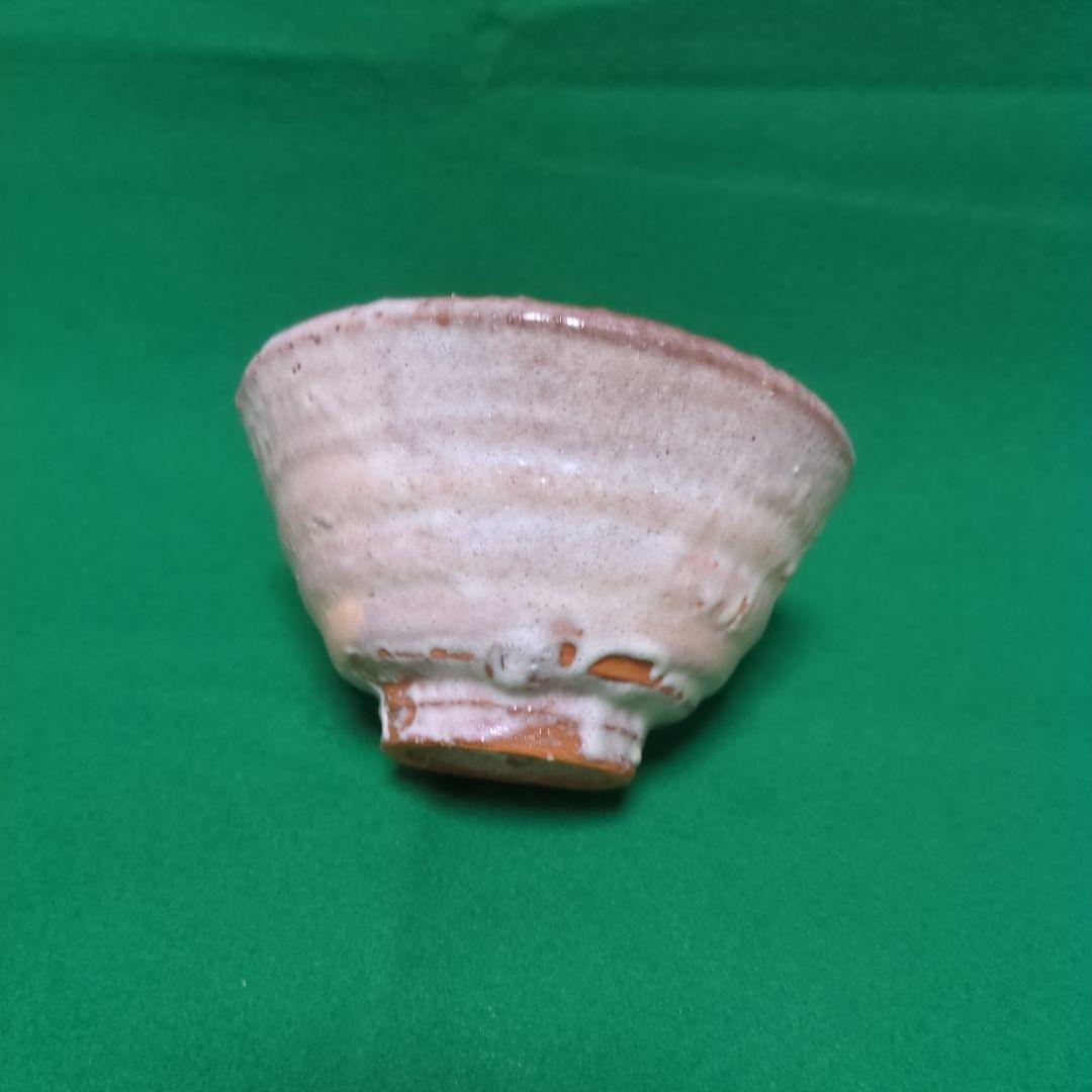 淡いピンクの陶器製茶碗