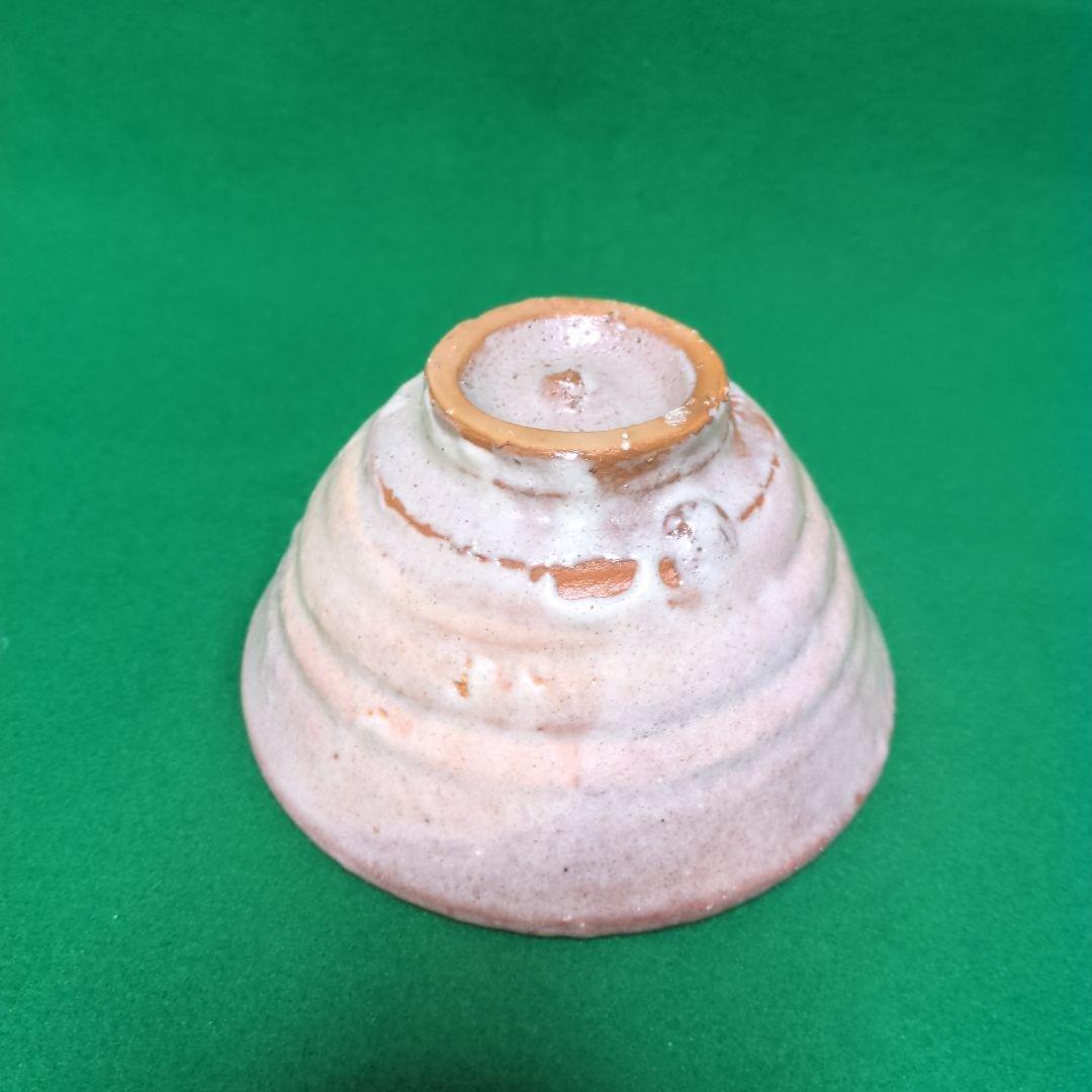 淡いピンクの陶器製茶碗