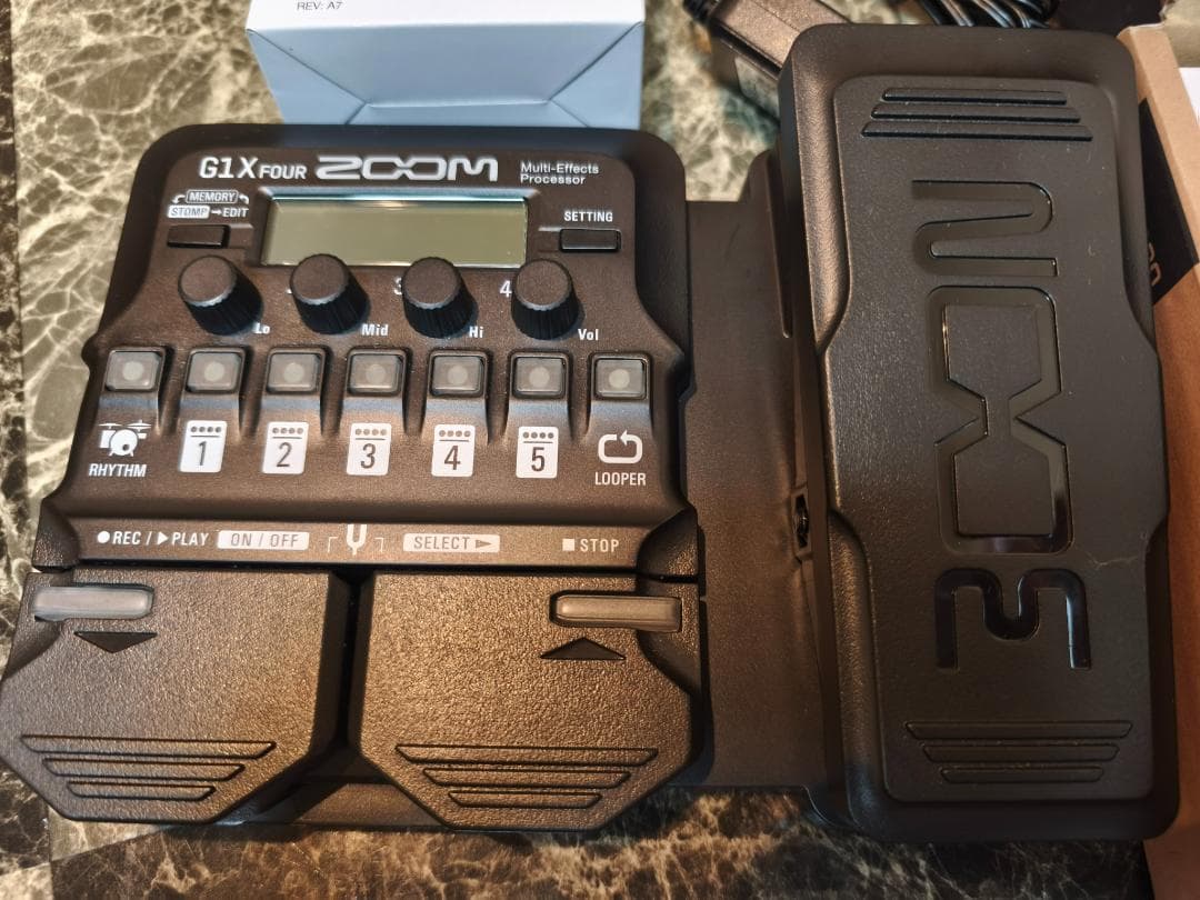 ☆彡ZOOM G1X FOUR マルチエフェクター　AD-16A/D付