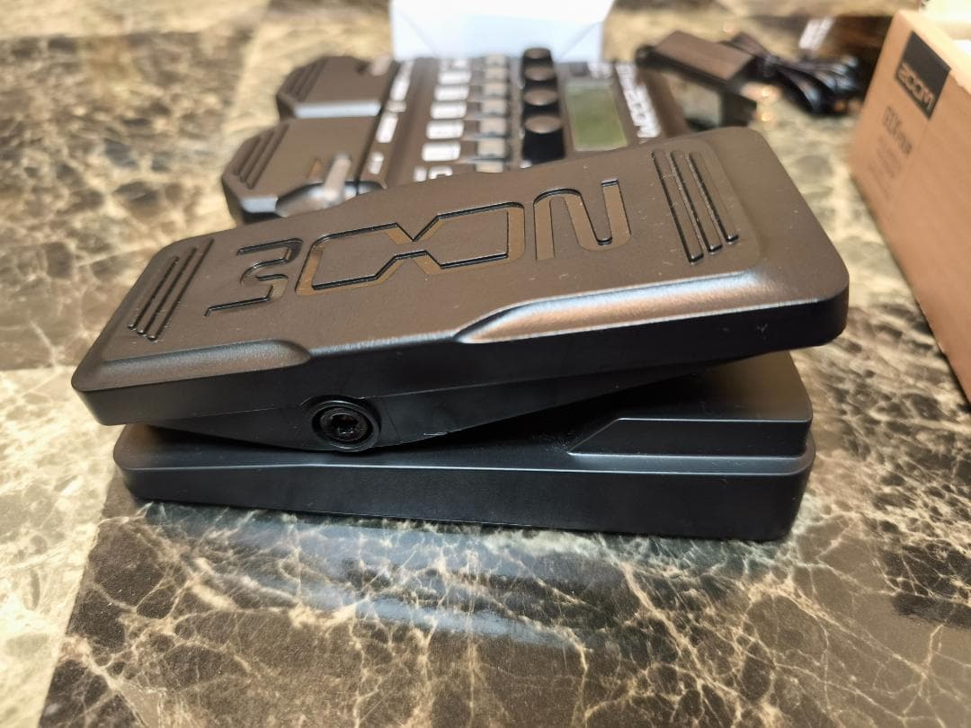 ☆彡ZOOM G1X FOUR マルチエフェクター　AD-16A/D付