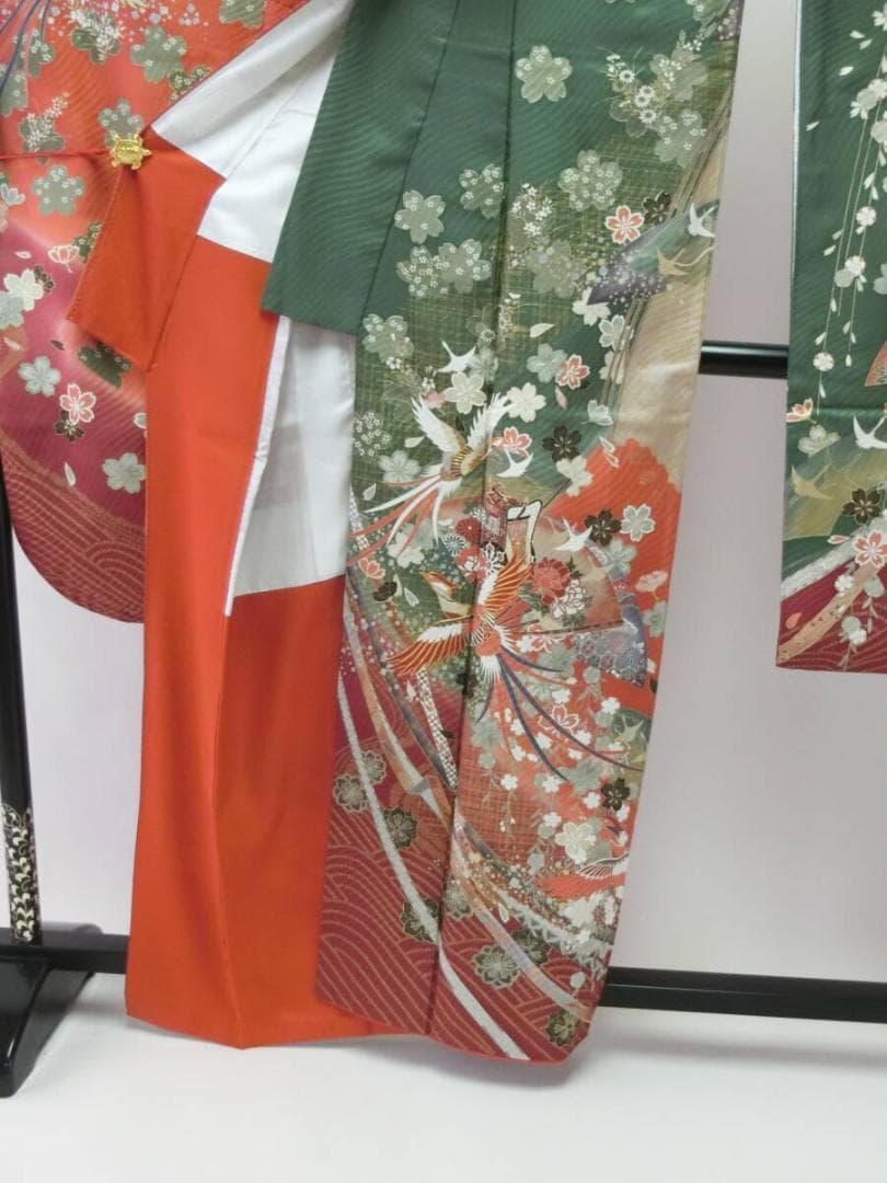 【y0625】Ｓお仕立上り正絹振袖サビ朱色モスグリーン地に花、御所車模様金糸刺繍