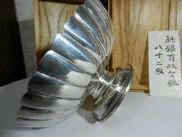 アンティーク骨董純銀製菊形台鉢（概数：口１７㌢、高６㌢、底８㌢、重３００㌘）