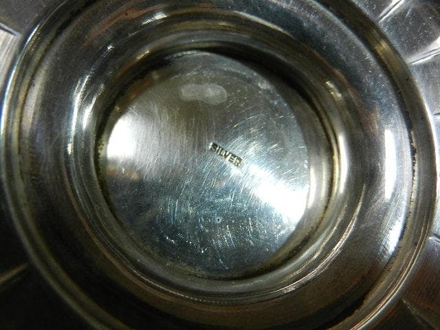 アンティーク骨董純銀製菊形台鉢（概数：口１７㌢、高６㌢、底８㌢、重３００㌘）