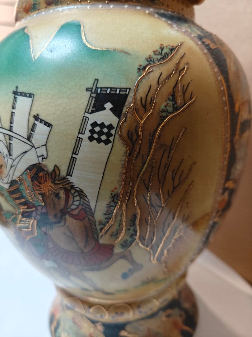 日本の伝統的な絵柄が施された陶器の花瓶非常にまれ