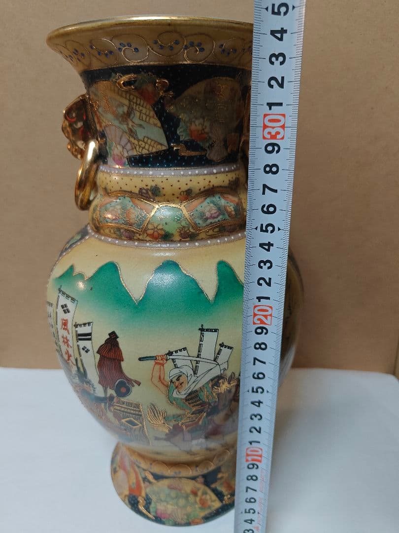 日本の伝統的な絵柄が施された陶器の花瓶非常にまれ