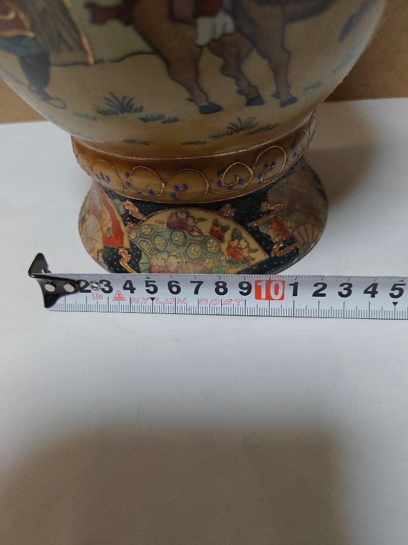 日本の伝統的な絵柄が施された陶器の花瓶非常にまれ