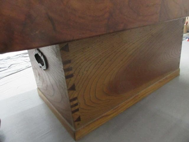 枠が分厚く重厚感のある欅長火鉢 [B33429]