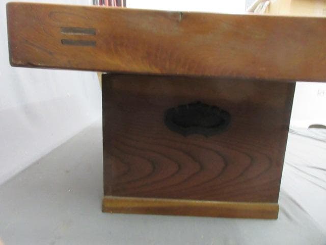 枠が分厚く重厚感のある欅長火鉢 [B33429]