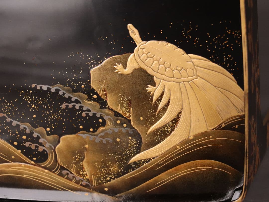 時代木製漆器 宝尽くし 朱塗三ッ組杯 鶴亀松竹梅 黒高台 金蒔絵 MA342