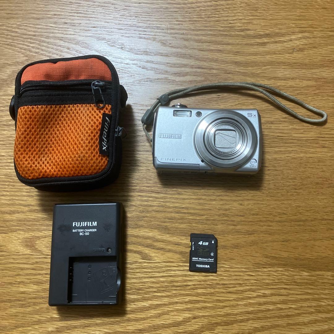 Fujifilm F100 シルバー 本体と付属品