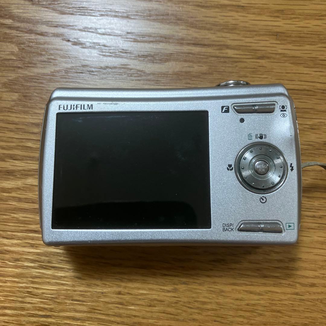 Fujifilm F100 シルバー 本体と付属品