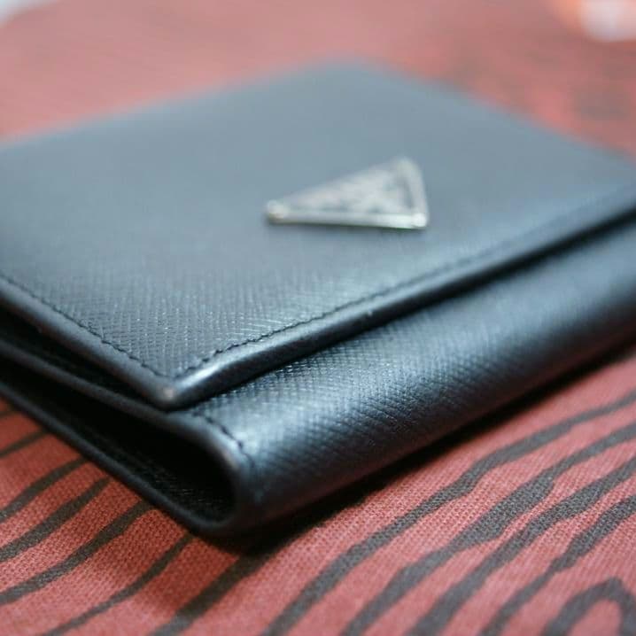 PRADA プラダ 三つ折り財布 三角ロゴプレート サフィアーノレザー ブラック