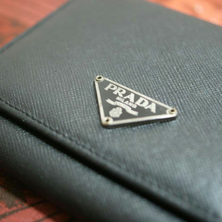 PRADA プラダ 三つ折り財布 三角ロゴプレート サフィアーノレザー ブラック