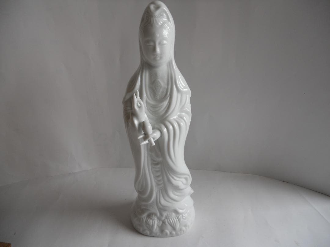 白衣観音 川副冬山 作 観音 有田焼 有田白磁 白衣観音像 新品 未使用 です。