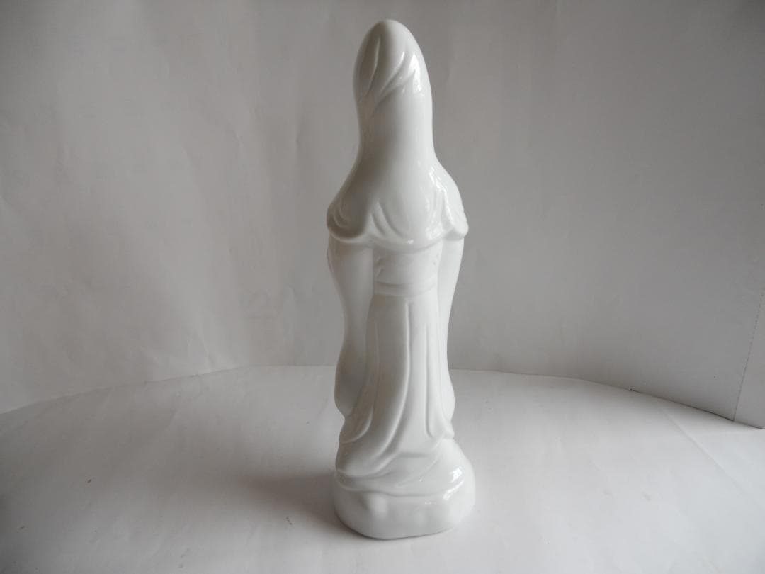 白衣観音 川副冬山 作 観音 有田焼 有田白磁 白衣観音像 新品 未使用 です。