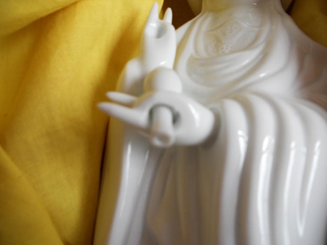 白衣観音 川副冬山 作 観音 有田焼 有田白磁 白衣観音像 新品 未使用 です。