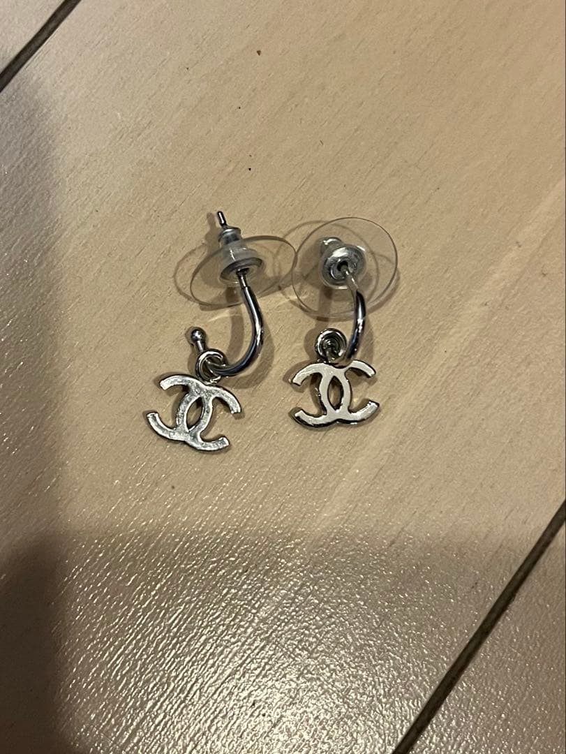 正規品　CHANEL スイング　シルバー ロゴ ピアス