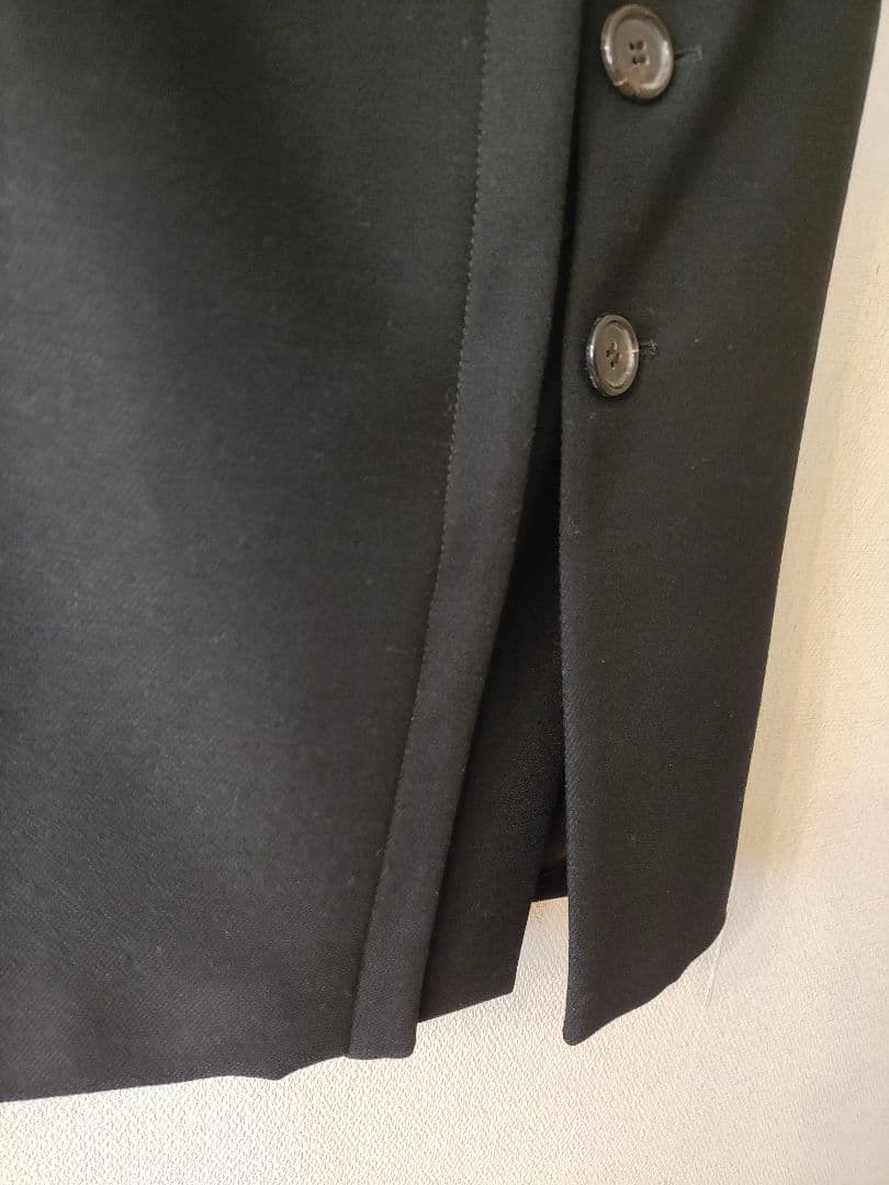プラダ　PRADA 黒 ボタン付き タイトスカート ひざ丈