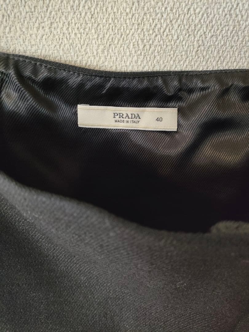 プラダ　PRADA 黒 ボタン付き タイトスカート ひざ丈