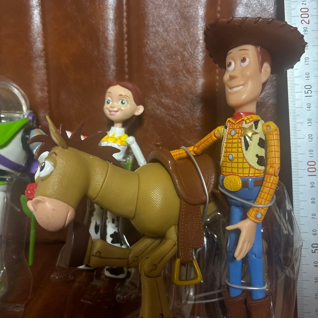 ディズニー　トイストーリー　ウッディ ジェシー　バズ　ブルズアイ フィギュア