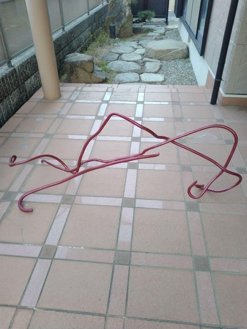 3本の鉄筋を組んだオブジェ