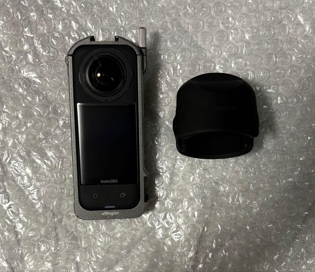 Insta360 ビデオカメラ 本体とキャップとハンドルクランプ